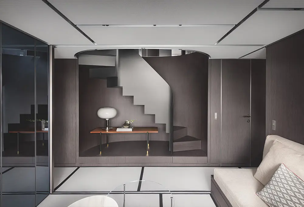 Straight Gray Oak veneer of the wall board