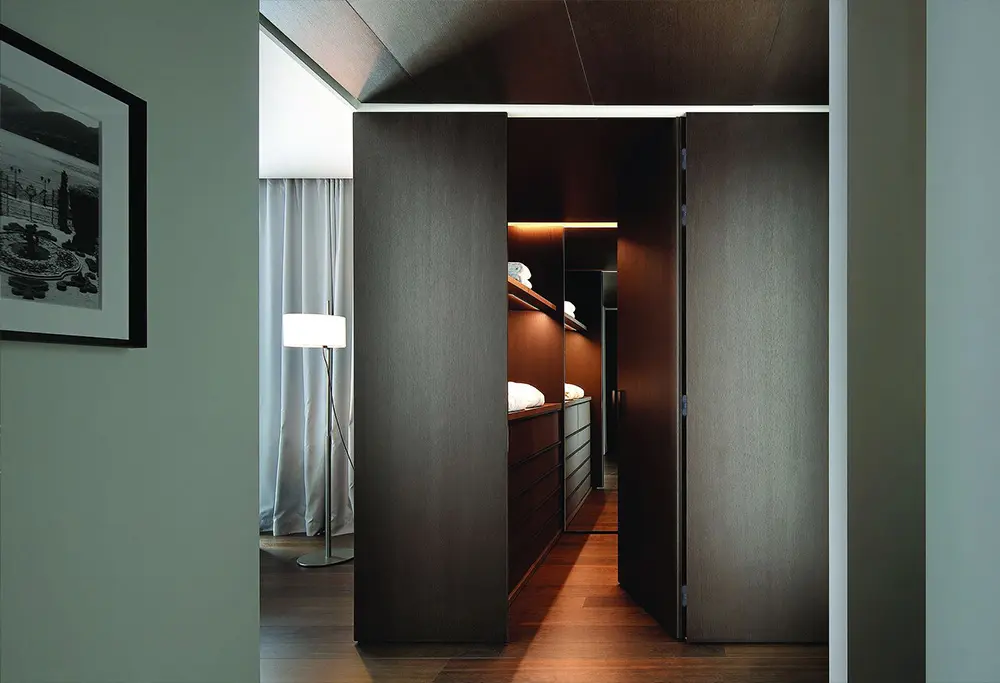 Black Oak veneer of the wall board