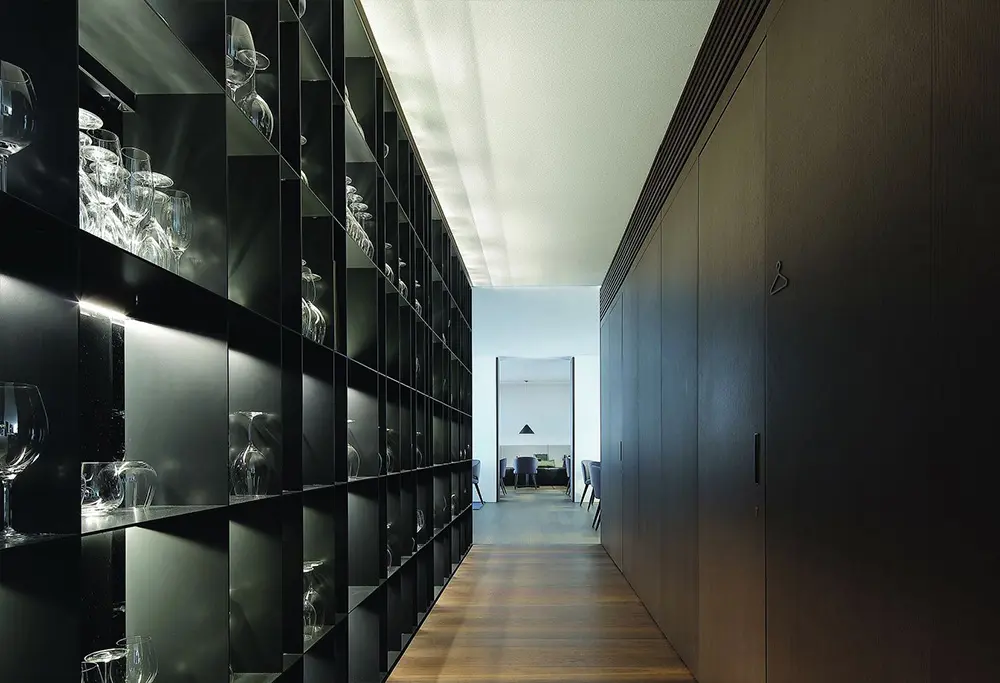 Black Oak veneer of the wall board