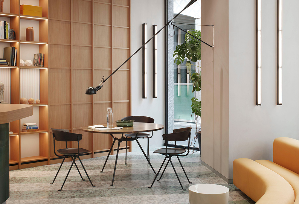 straight Oak veneer of the wall board